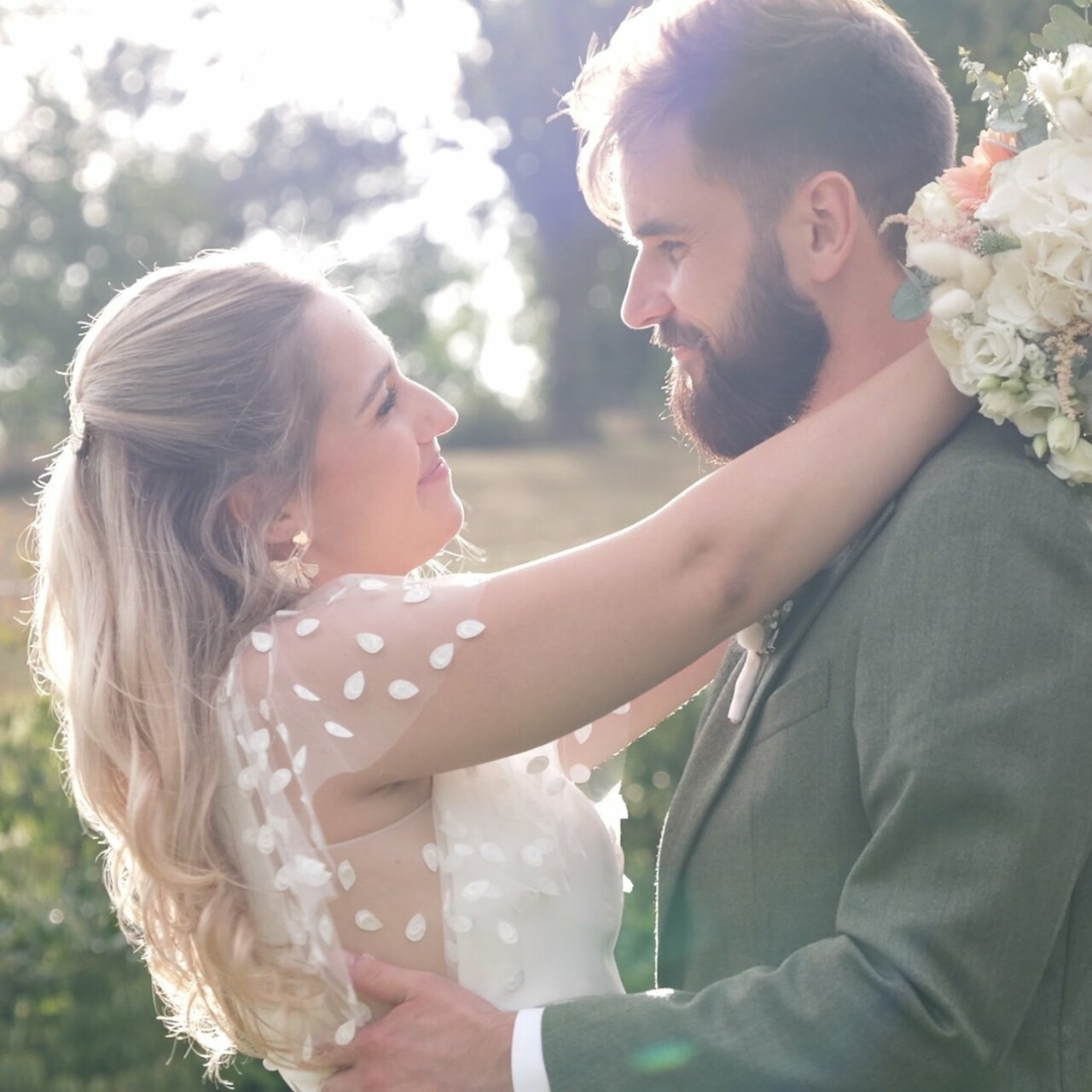 Mariés face à face dans la lumière du soir, extrait d'un film de mariage par Sylvain B.