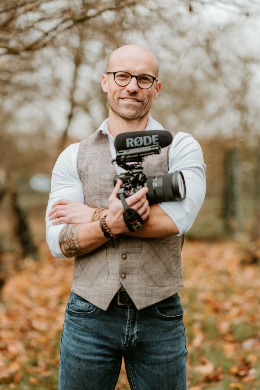 Sylvain B., vidéaste de mariage à Arras, avec sa caméra
